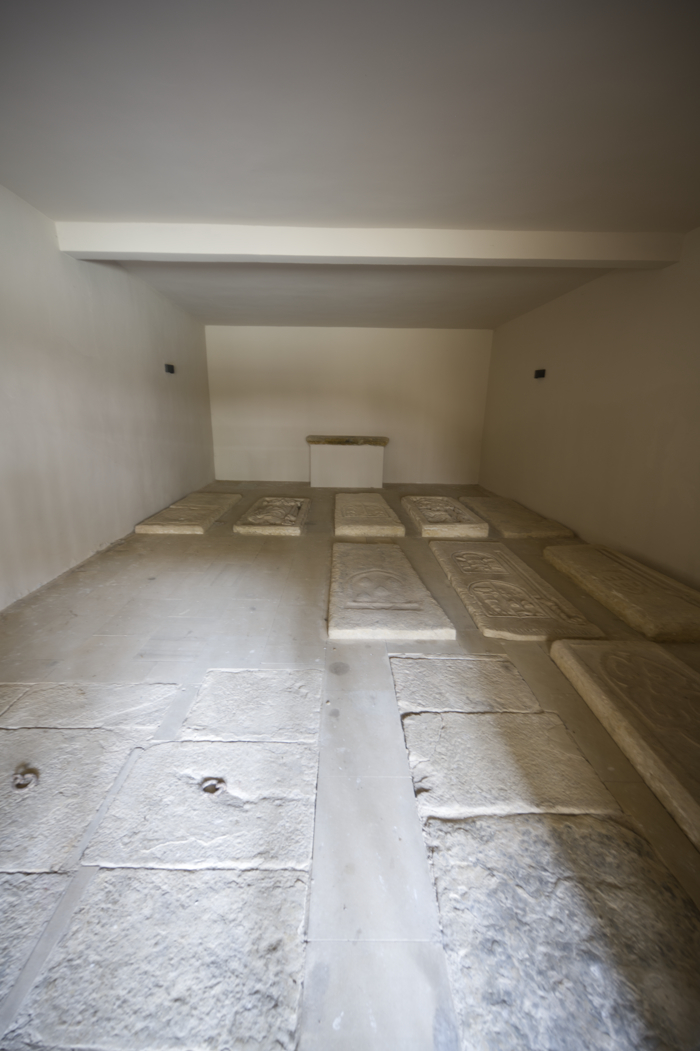 Interior de la sala capitular del monasterio de Barría con las losas sepulcrales de algunas abadesas